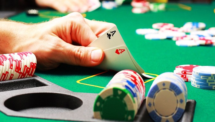 Poker là một game bài bạn có thể tải về và chơi miễn phí thông qua các ứng dụng 